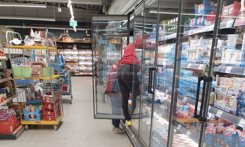 Angajată a unui supermarket, cocoțată în frigiderul plin cu lactate, și-a băgat picioarele în produsele clienților la propriu.