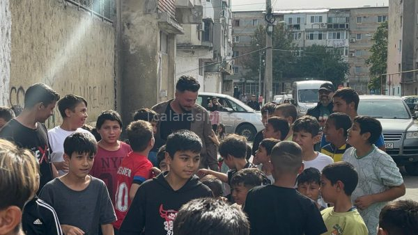 VIDEO. Elisei Dragu și Virgil the Barber aduc zâmbete copiilor defavorizați din Călărași