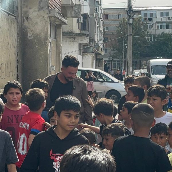 VIDEO. Elisei Dragu și Virgil the Barber aduc zâmbete copiilor defavorizați din Călărași