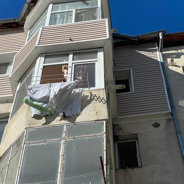 Tentativă de suicid în Călărași: o femeie de 49 de ani a încercat să se arunce de la etajul 3 al blocului în care locuia