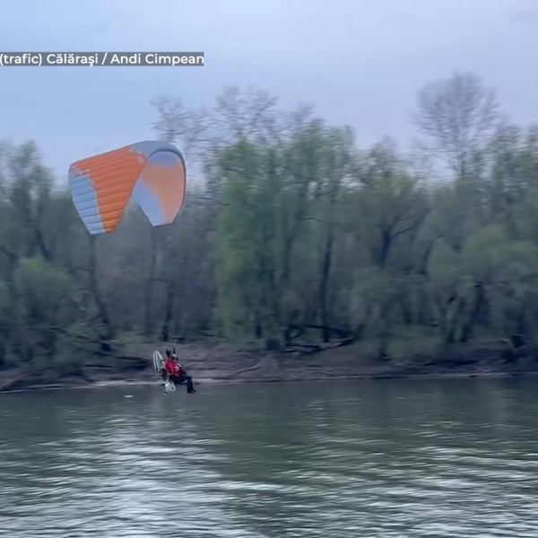 VIDEO INEDIT! Spectacol pe cerul Călărașului: un pasionat de sporturi extreme a zburat cu motoparapanta deasupra orașului
