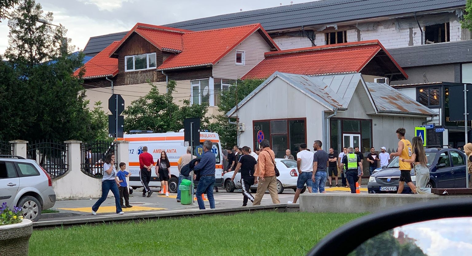 Un copil de 12 ani, lovit de o mașină pe trecerea de pietoni, în timp ce traversa pe trotinetă!