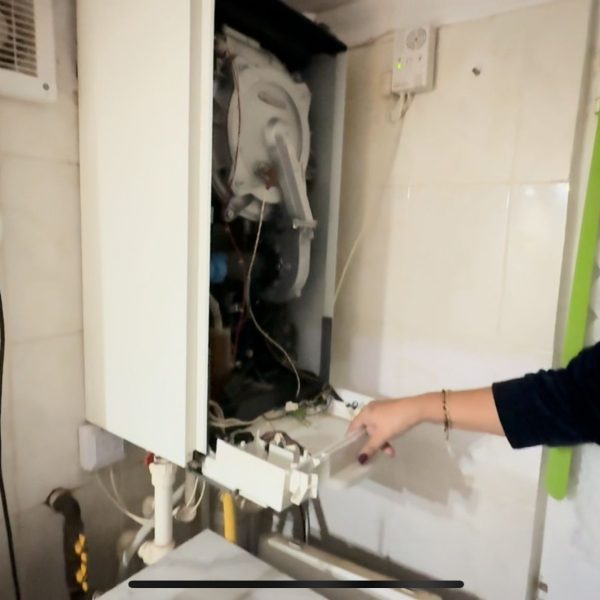 Călărași: O familie de pe strada Independenței s-a trezit cu centrala arsă și prizele afumate. PPC verifică situația și promite sprijin pentru despăgubiri