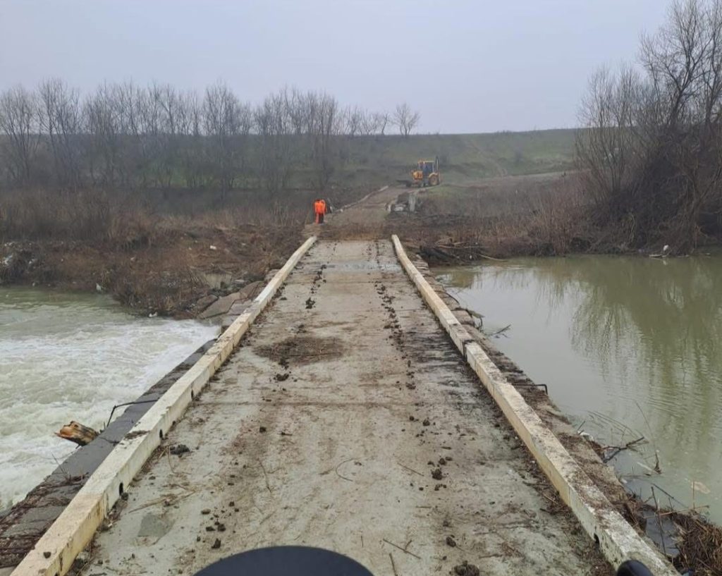 DRUM REDESCHIS DUPĂ DEZASTRU! Podul rupt de ape pe DJ 301, repus în funcțiune în timp record