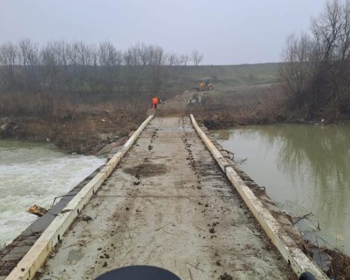 DRUM REDESCHIS DUPĂ DEZASTRU! Podul rupt de ape pe DJ 301, repus în funcțiune în timp record