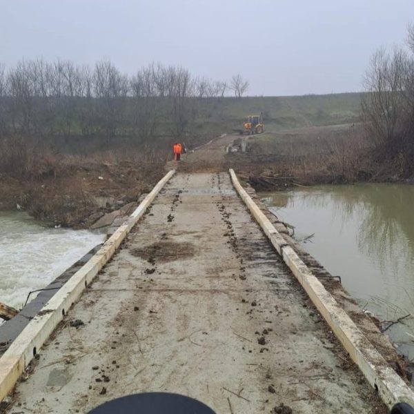 DRUM REDESCHIS DUPĂ DEZASTRU! Podul rupt de ape pe DJ 301, repus în funcțiune în timp record