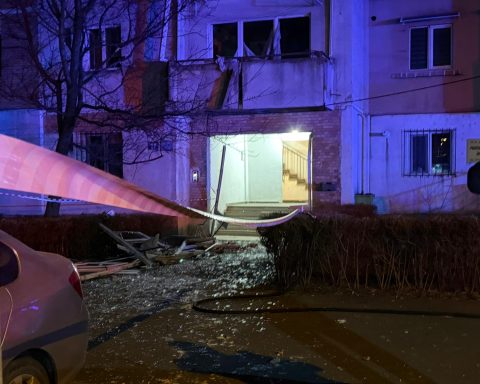ACTUALIZAT: Explozie puternică într-un bloc din Călărași. 10 apartamente afectate, 17 persoane evacuate