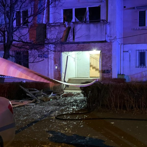 ACTUALIZAT: Explozie puternică într-un bloc din Călărași. 10 apartamente afectate, 17 persoane evacuate