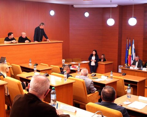 SCANDAL LA PRIMĂRIA CĂLĂRAȘI: „RĂMÂNEM FĂRĂ MUNCĂ!” – țipete, acuzații și amenințări înainte de votul pe jocurile de noroc