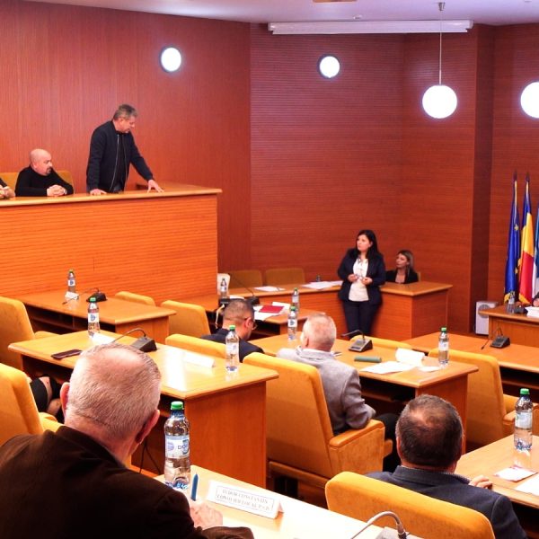 SCANDAL LA PRIMĂRIA CĂLĂRAȘI: „RĂMÂNEM FĂRĂ MUNCĂ!” – țipete, acuzații și amenințări înainte de votul pe jocurile de noroc