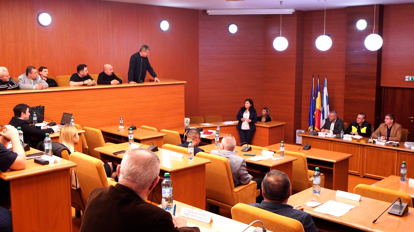 SCANDAL LA PRIMĂRIA CĂLĂRAȘI: „RĂMÂNEM FĂRĂ MUNCĂ!” – țipete, acuzații și amenințări înainte de votul pe jocurile de noroc