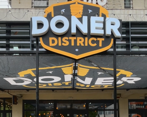 Doner District, noul punct de atracție pentru fast food: shaorma, șnițele și deserturi care completează experiența