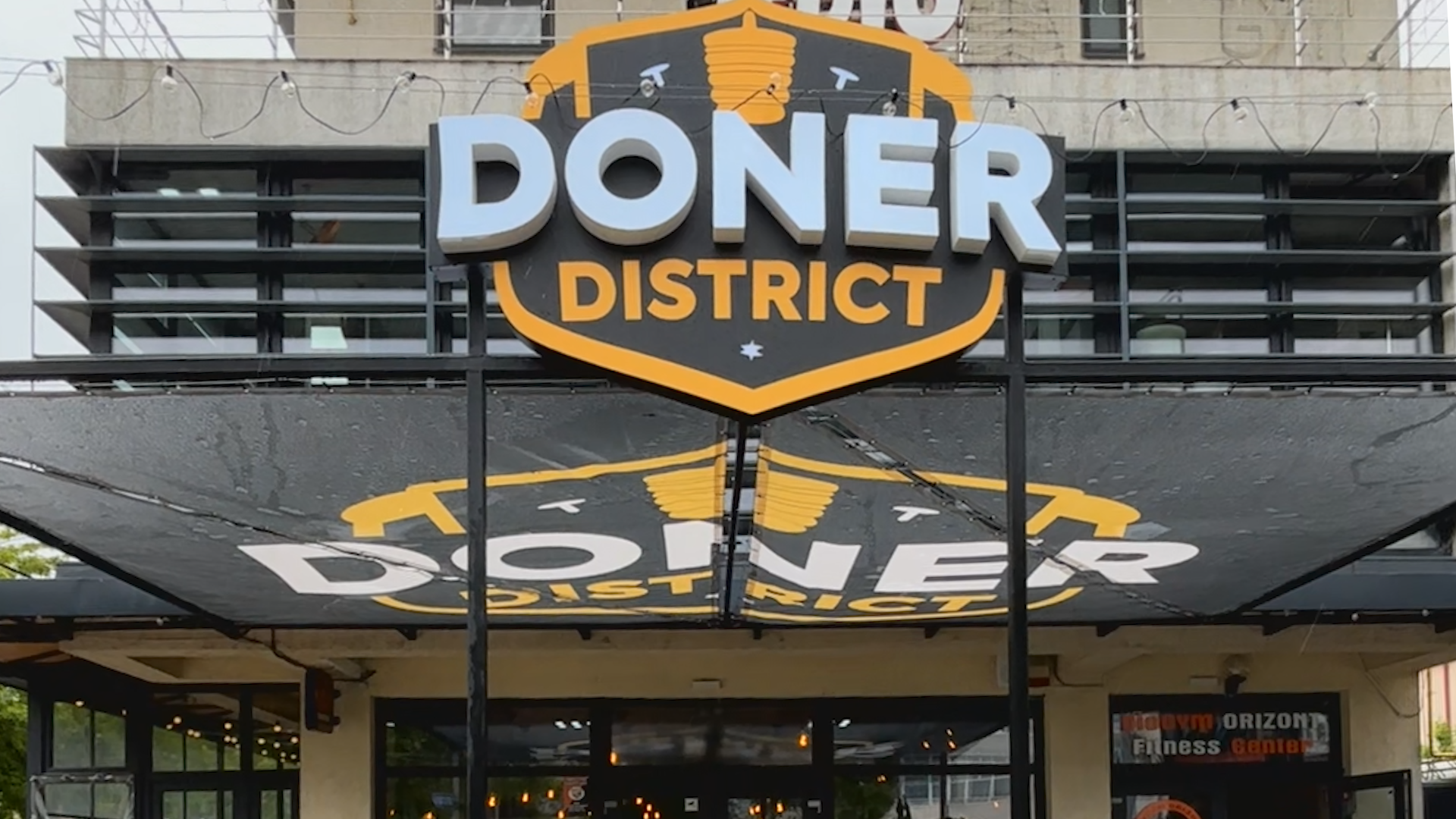 Doner District, noul punct de atracție pentru fast food: shaorma, șnițele și deserturi care completează experiența