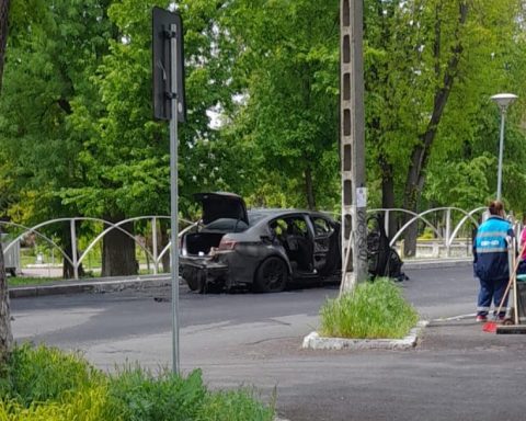 BMW cuprins de flăcări între blocuri, în Călărași. Șoferița s-a salvat la timp