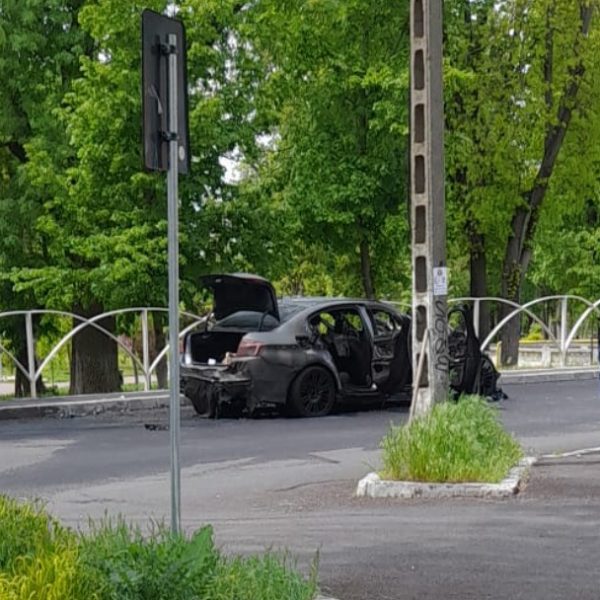 BMW cuprins de flăcări între blocuri, în Călărași. Șoferița s-a salvat la timp