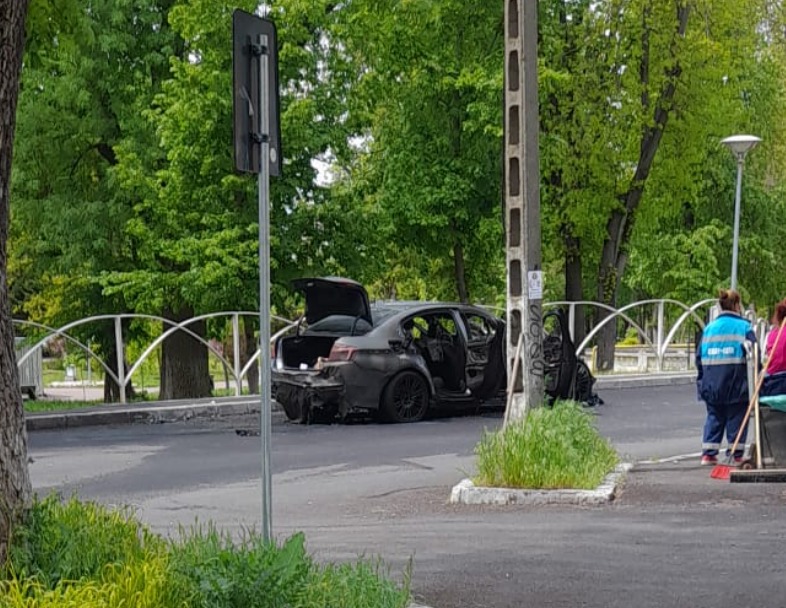BMW cuprins de flăcări între blocuri, în Călărași. Șoferița s-a salvat la timp